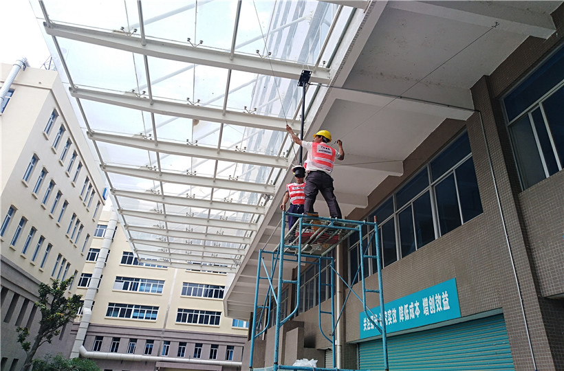 大型工業(yè)風扇安裝中